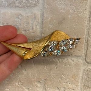 Fine Hollywood style Halloween jewelry sign to BSK brooch Gold and crystals